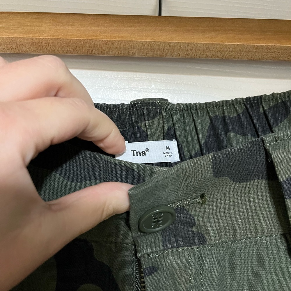 TNA New Alix Pants. Size Medium. - Picture 2 of 2